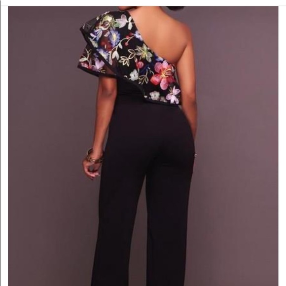 🌺🌺 SOLD SOLD SOLD Black & Gold ruffle Shoulder - Picture 6 of 8